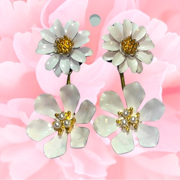 Women’s White Flower & Goldtone W/Pearl Accent Earrings, Never worn - Picture 1 of 3